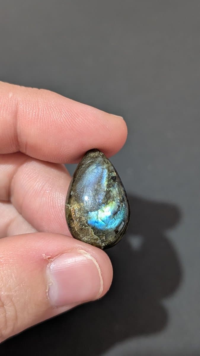 Natural labradorite cabochon by Loutan Beauty
