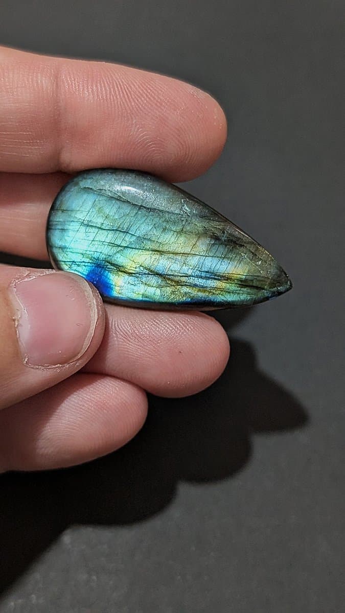 Natural labradorite cabochon by Loutan Beauty