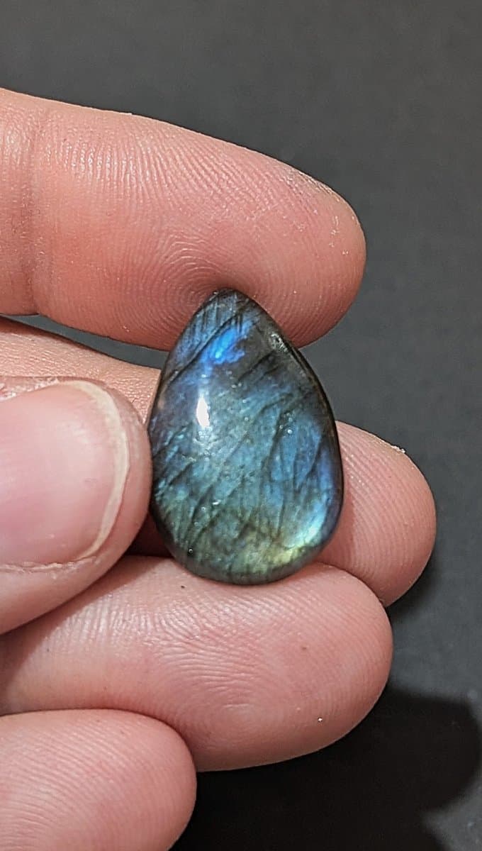 Natural labradorite cabochon by Loutan Beauty